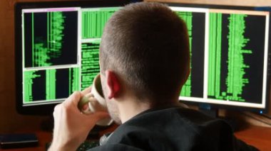 Kod kırma ve masanızda Kupası içme hacker. Suç hacker ağ sistemi karanlık hacker odasından delici.
