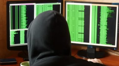 Kod kırma ve masanızda Kupası içme hacker. Ağ sistemi karanlık hacker odasından Penetran siyah kukuleta ile suç hacker.