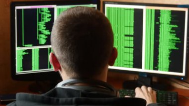 Hacker bardaklarda kod kırma. Ağ sistemi karanlık hacker odasından Penetran suç hacker. Ofiste iş yerinde bilgisayar programı yazar. Arkadan görünüş