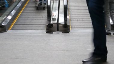 alışveriş alışveriş merkezinde yürüyen merdiven