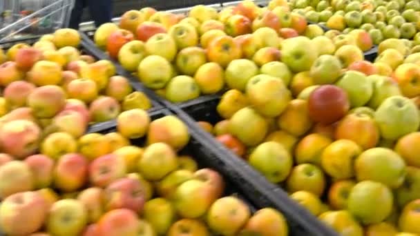 Movendo frutas frescas passadas em um supermercado . — Vídeo de Stock