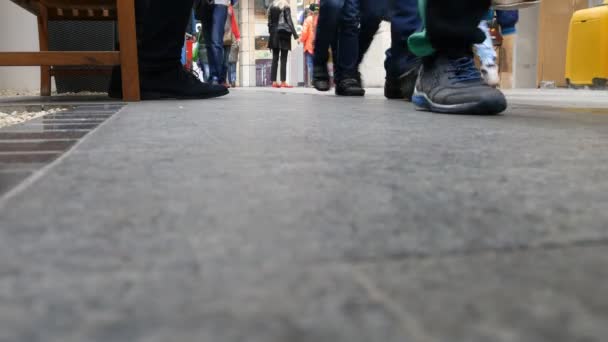 Füße von Menschen, die in einem Einkaufszentrum spazieren — Stockvideo