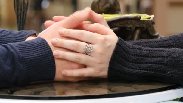 Couple heureux tenant et se touchant les mains au café dans le centre commercial . — Video