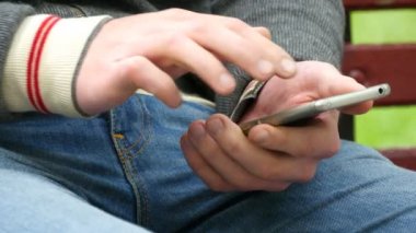 Erkek el smartphone açık kullanarak yakın çekim