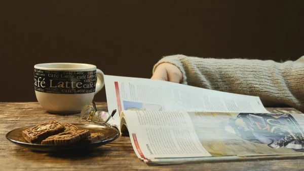 Female hand leafing a magazine — Stock Photo, Image