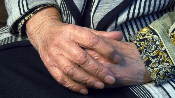 Donna anziana massaggi mani dolorose — Foto Stock