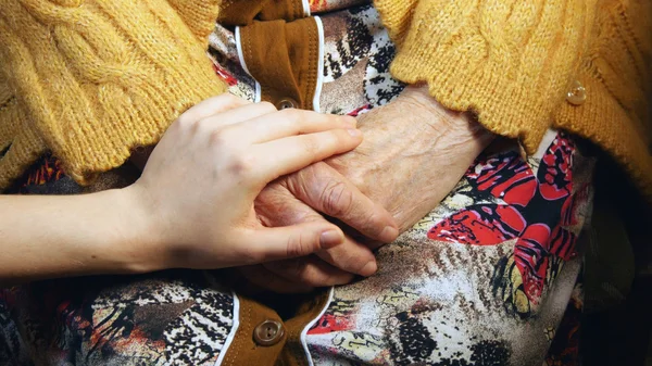 Giovane mano confortante un vecchio paio di mani — Foto Stock