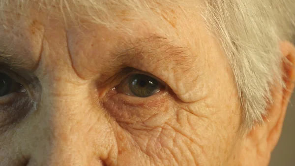 Retrato de close-up de um olhar de mulheres velhas — Fotografia de Stock