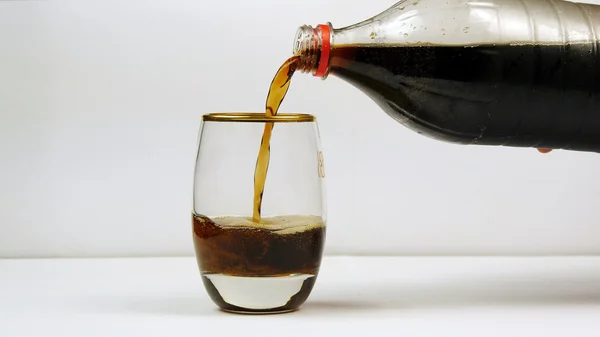 Soda şişe cam içine dökme