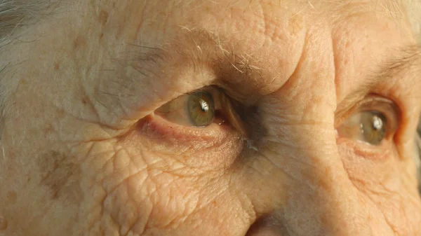 Close-up portrait of a old womans gaze — Stock Photo, Image