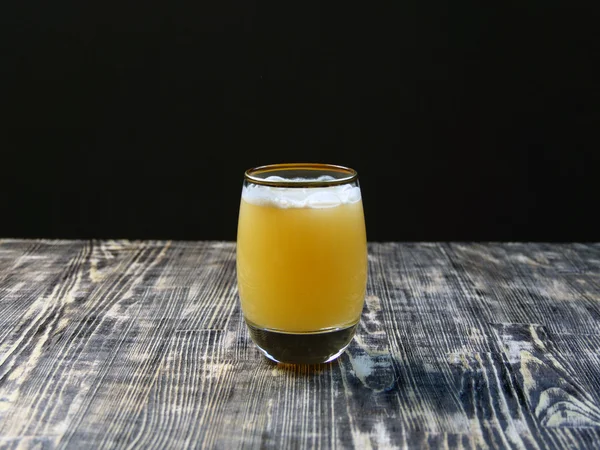 Copo de suco de laranja no fundo preto — Fotografia de Stock