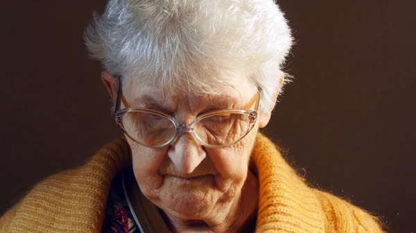 Grootmoeder lezen van een boek. — Stockfoto