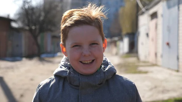 Feliz Niño Pelirrojo Alegre Mirando Cámara Riendo Aire Libre Retrato — Foto de Stock