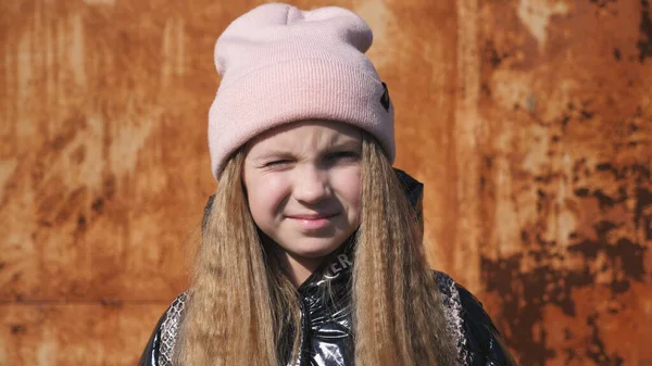 Güzel Küçük Bir Çocuk Uzun Sarı Saçlı Gözlerini Kısarak Dışarıdaki — Stok fotoğraf