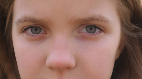 Κλείστε Μπλε Μάτια Του Δυστυχισμένου Ξανθού Κοριτσιού Που Αναβοσβήνει Και — Φωτογραφία Αρχείου
