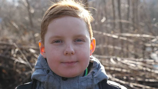 Πορτρέτο Του Αυτοπεποίθηση Κόκκινα Μαλλιά Αγόρι Φακίδες Κοιτάζοντας Στην Κάμερα — Φωτογραφία Αρχείου