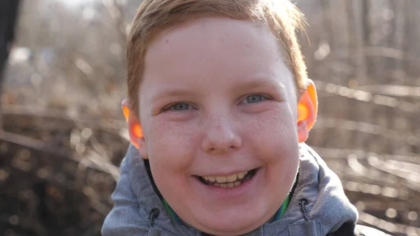 Feliz Niño Pelirrojo Alegre Mirando Cámara Riendo Aire Libre Acércate — Foto de Stock