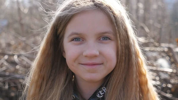 Pequeña Chica Rubia Sonriente Mirando Cámara Aire Libre Retrato Niño —  Fotos de Stock