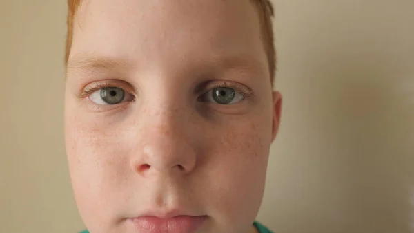 Портрет Відчайдушного Імбирного Хлопчика Який Дивиться Всередину Камери Маленький Серйозний — стокове фото