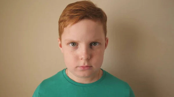 Portrait Petit Garçon Roux Sérieux Avec Des Taches Rousseur Intérieur — Photo