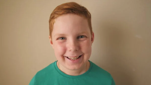Neşeli Kızıl Saçlı Çocuk Kameraya Bakıyor Içeride Gülüyor Yüzünde Mutlu — Stok fotoğraf