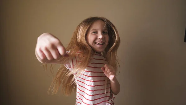 Glad Leende Blond Flicka Dansar Roligt Mot Bakgrund Beige Vägg — Stockfoto