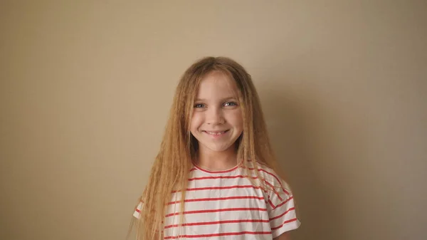 Ένα Χαμογελαστό Κορίτσι Ξανθά Μαλλιά Που Κοιτάει Μέσα Στην Κάμερα — Φωτογραφία Αρχείου