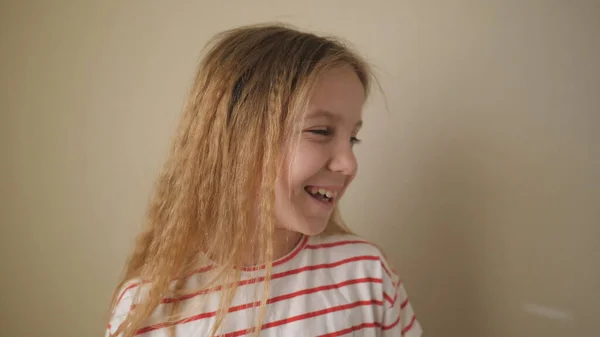 Una Bambina Sorridente Che Guarda Lato Ride Con Qualcuno Chiuso — Foto Stock