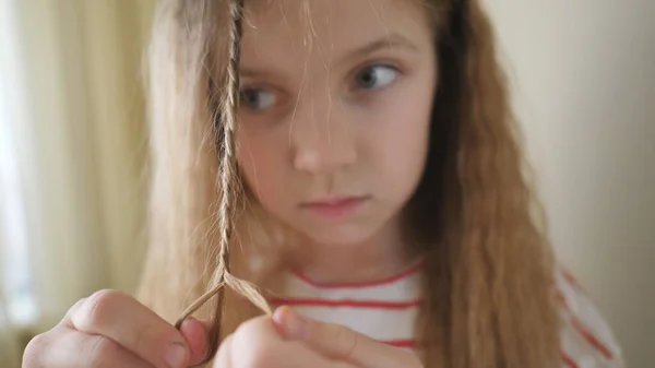 Primer Plano Una Hermosa Niña Pequeña Tejiendo Una Pequeña Coleta — Foto de Stock