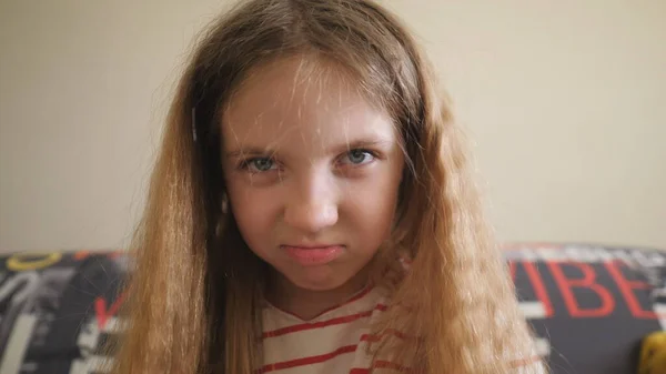 Vtipná Blondýnka Sedící Gauči Ukazující Obličej Kameře Šťastné Ženské Dítě — Stock fotografie