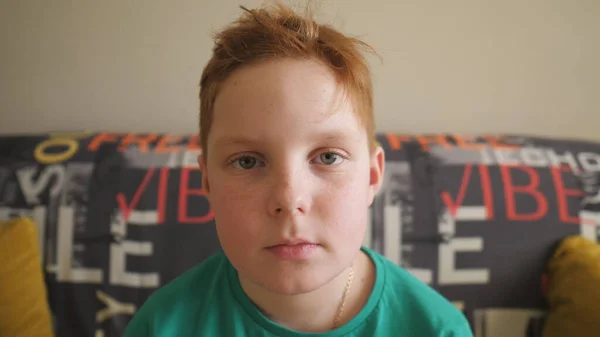 Porträtt Liten Trött Rödhårig Pojke Med Fräknar Soffan Olycklig Liten — Stockfoto