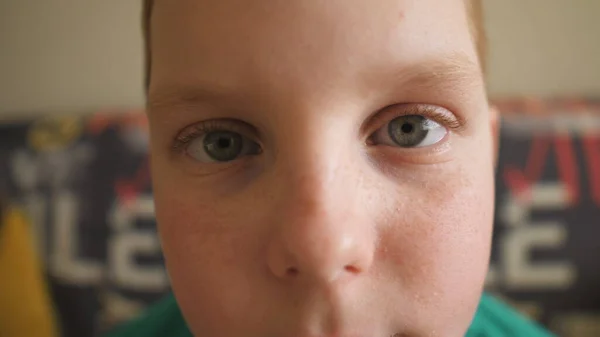 Retrato Rapaz Desesperado Cabelos Vermelhos Com Sardas Olhar Para Câmara — Fotografia de Stock