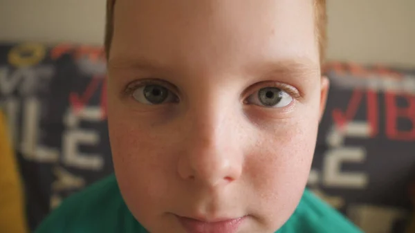 Retrato Rapaz Desesperado Cabelos Vermelhos Com Sardas Olhar Para Câmara — Fotografia de Stock