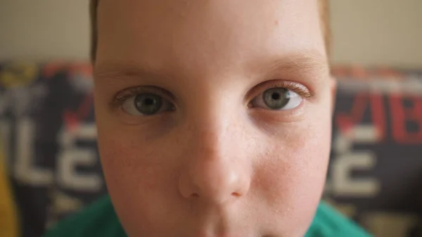 Retrato Niño Pelo Rojo Desesperado Con Pecas Mirando Interior Cámara —  Fotos de Stock