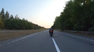 Motosikletli modern spor motosikletli birini takip et. Motosikletli otoyolda motosikletiyle yarışıyor. Yolculuk sırasında bisiklet süren adam. Yolculukta özgürlük ve macera kavramı. Hava görüntüsü