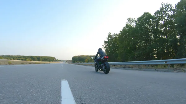 Seguire Motociclista Casco Equitazione Sulla Moto Sportiva Autostrada Uomo Corre — Foto Stock