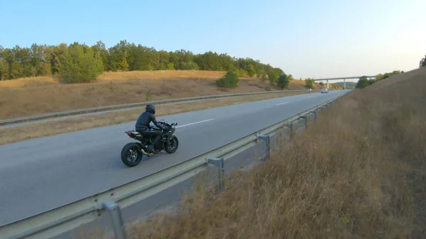 Повітряний Постріл Людини Їде Сучасному Спортивному Мотоциклі Осінньому Шосе Мотоцикліст — стокове фото