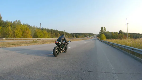 Motociclista Montar Moto Deportiva Moderna Carretera Durante Soleado Día Otoño —  Fotos de Stock