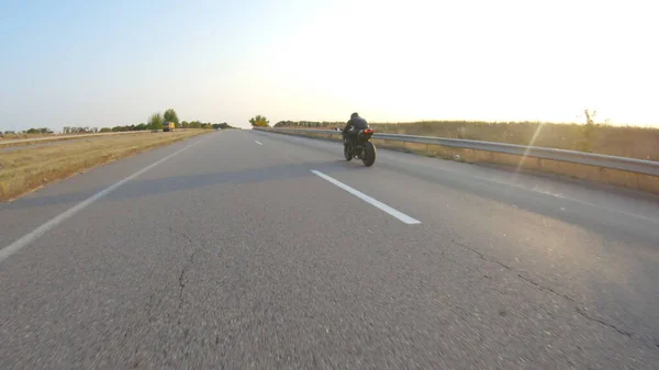 Postępuj Zgodnie Rowerzysta Jazdy Nowoczesnym Motocyklu Sportowym Autostradzie Słoneczny Jesienny — Zdjęcie stockowe