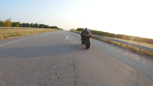 Postępuj Zgodnie Rowerzysta Jazdy Nowoczesnym Motocyklu Sportowym Autostradzie Słoneczny Jesienny — Zdjęcie stockowe