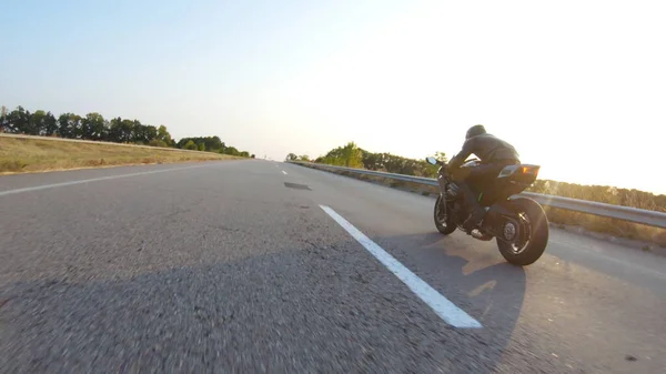 Plano Aéreo Del Hombre Que Monta Rápido Motocicleta Deportiva Moderna — Foto de Stock