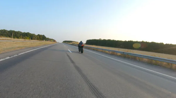 Siga Ciclista Que Monta Moto Deportiva Moderna Autopista Otoño Motociclista —  Fotos de Stock