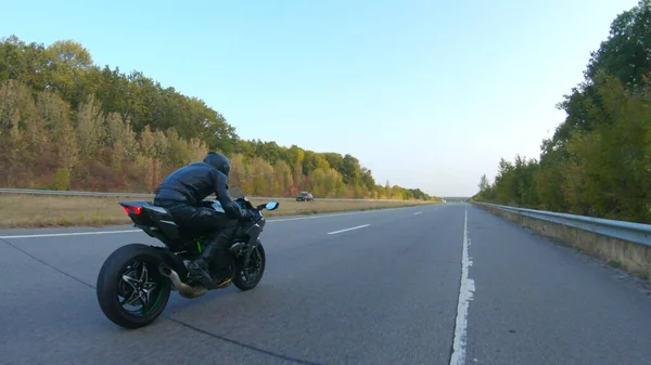 Följ Med Och Cykla Modern Sportmotorcykel Höstens Motorväg Motorcyklisten Tävlar — Stockfoto