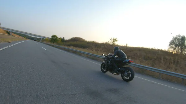 Hombre Montando Moto Deportiva Moderna Carretera Del Campo Día Soleado — Foto de Stock