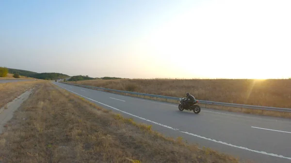 Tiro Aéreo Motociclista Está Montando Moto Esporte Moderno Rodovia Outono — Fotografia de Stock
