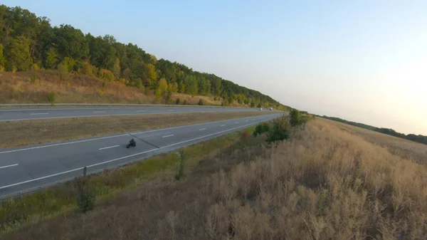 Colpo Aereo Motociclista Sella Una Moderna Moto Sportiva Autostrada Autunnale — Foto Stock