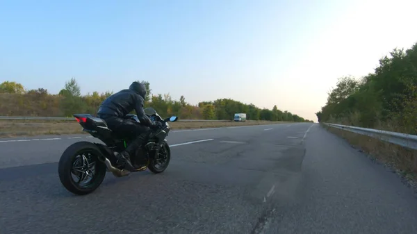 Följ Med Till Motorcyklisten Modern Sportmotorcykel Motorvägen Cyklisten Tävlar Sin — Stockfoto