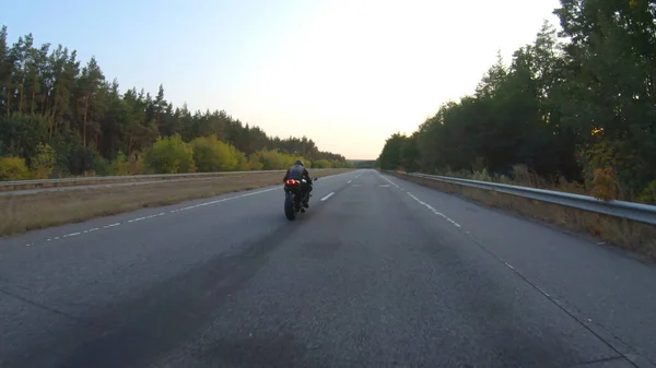 Volg Naar Fietser Rijden Moderne Sport Motorfiets Het Platteland Weg — Stockfoto