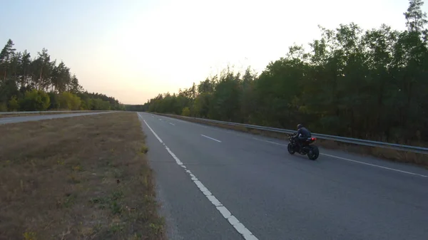 Följ Med Cykeltur Modern Sportmotorcykel Landsvägen Motorcyklisten Tävlar Sin Motorcykel — Stockfoto