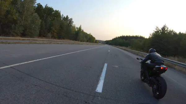 Folgen Sie Dem Radfahren Auf Modernen Sportmotorrädern Auf Der Landstraße — Stockfoto